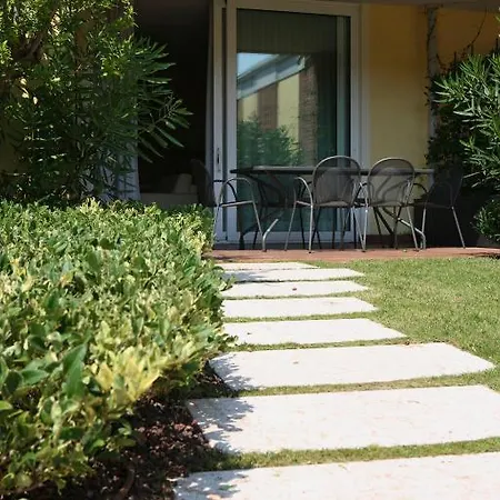 Gardazzurro شقة فندقية 3*